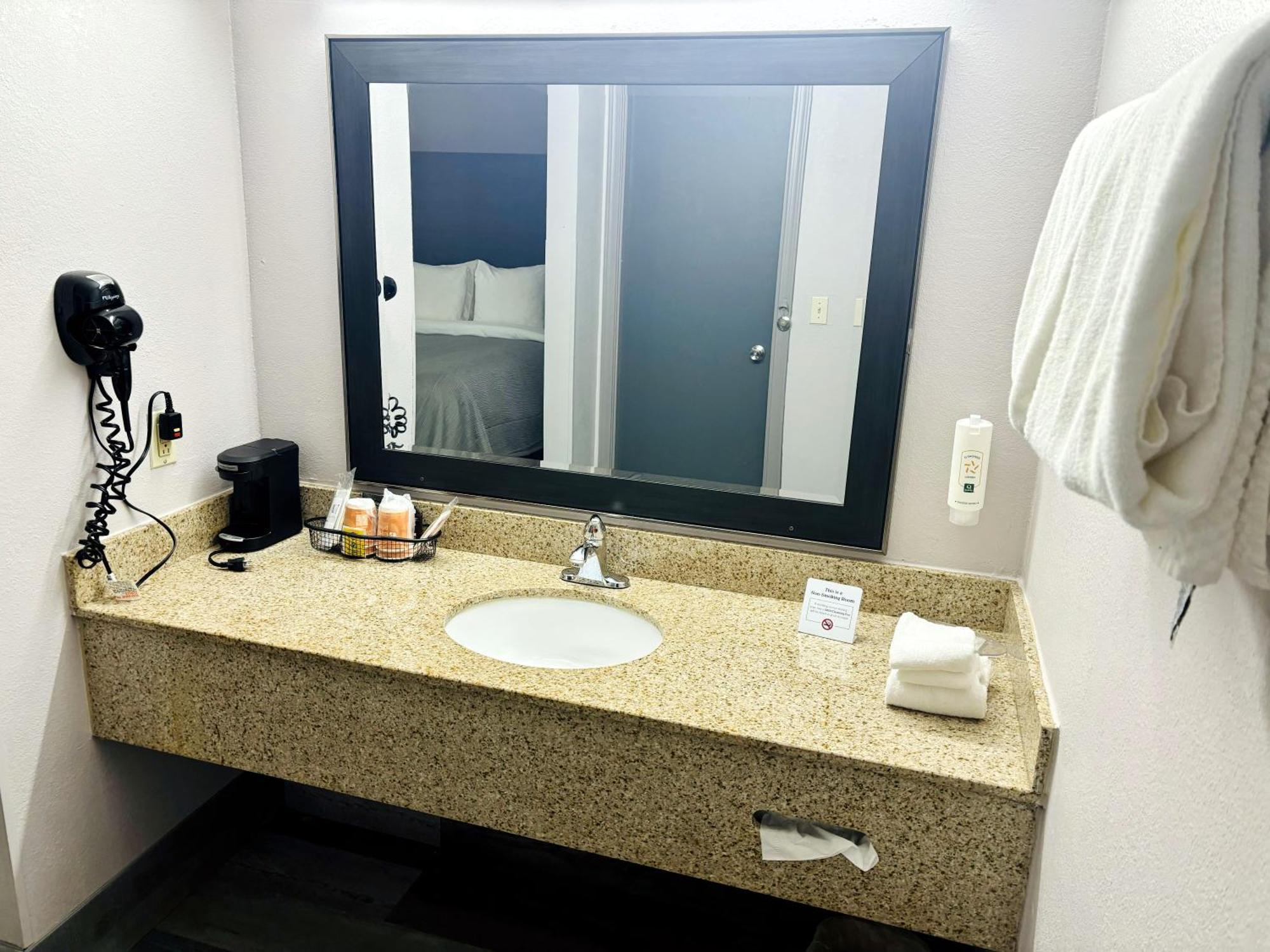 Quality Inn Raynham - Taunton Bagian luar foto