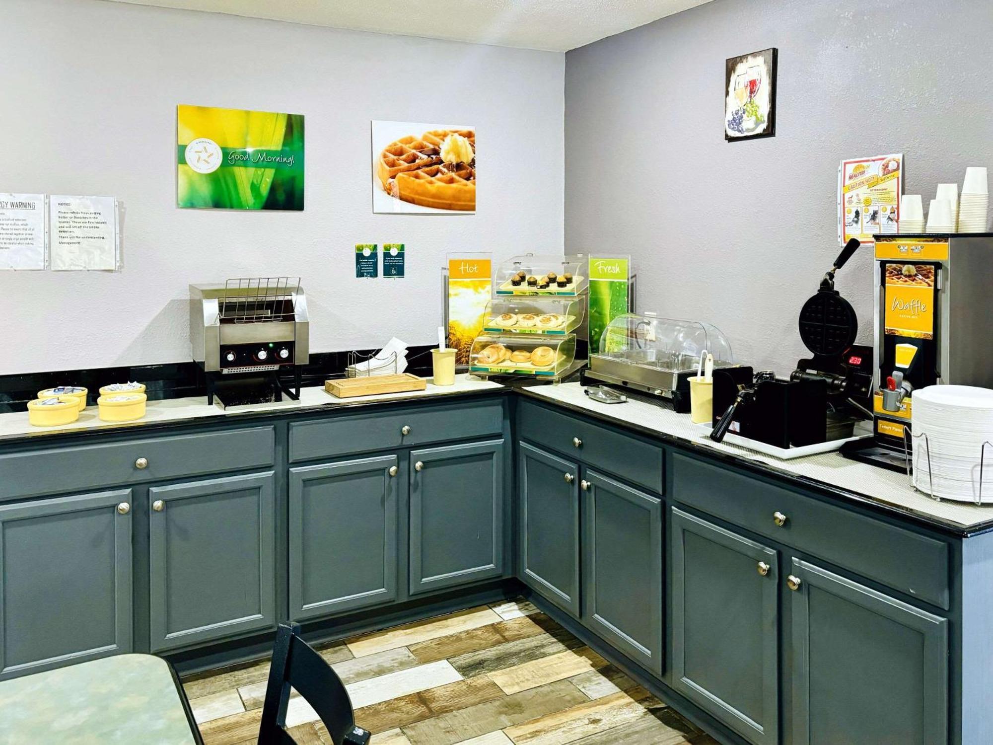 Quality Inn Raynham - Taunton Bagian luar foto