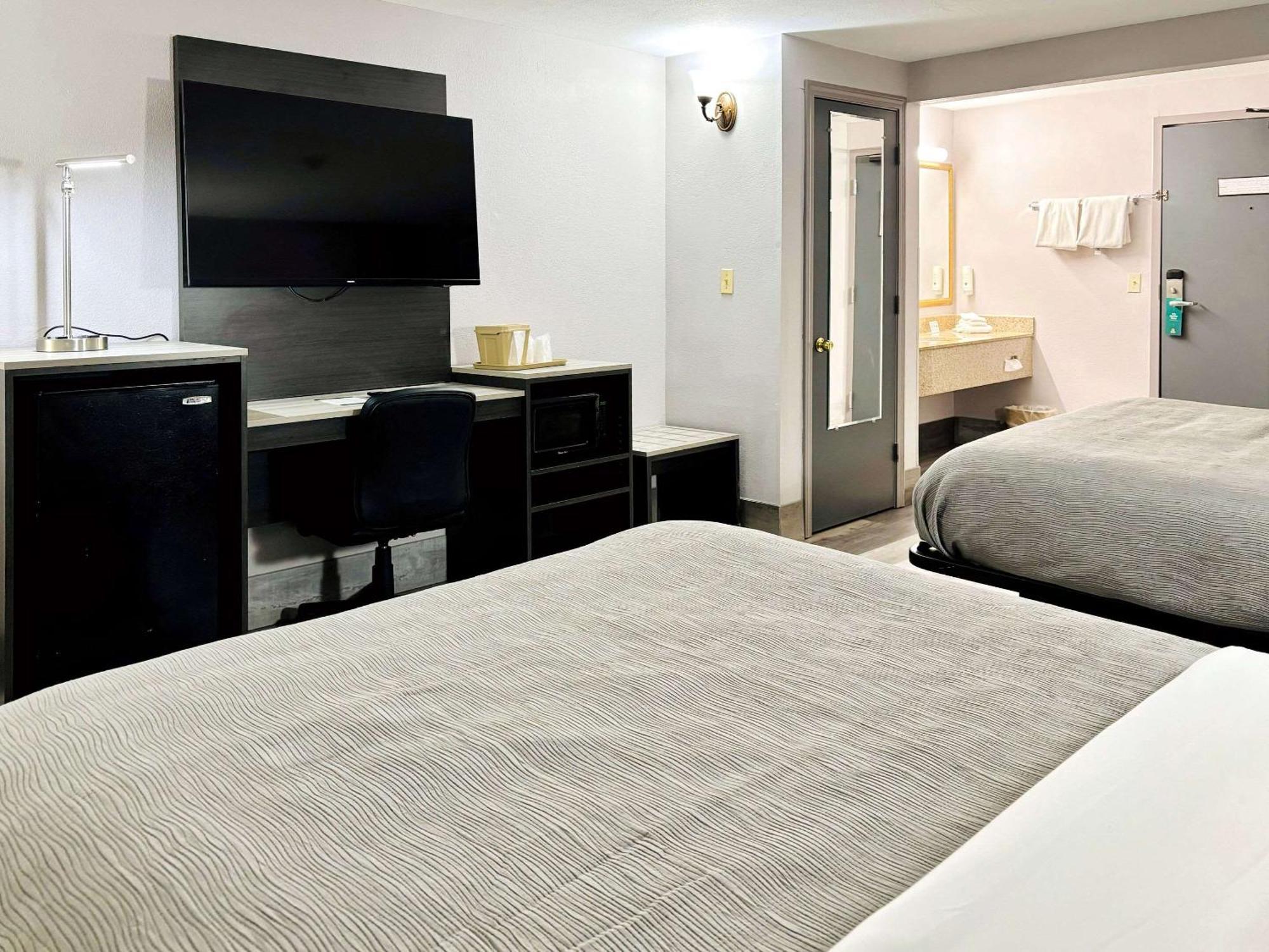 Quality Inn Raynham - Taunton Bagian luar foto